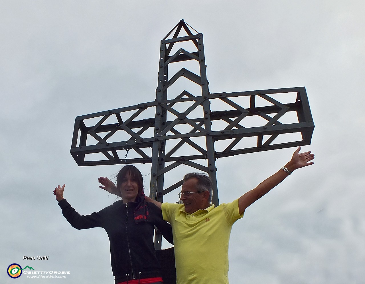 46 Alla croce di vetta del Pizzo Arera (2512 m).JPG